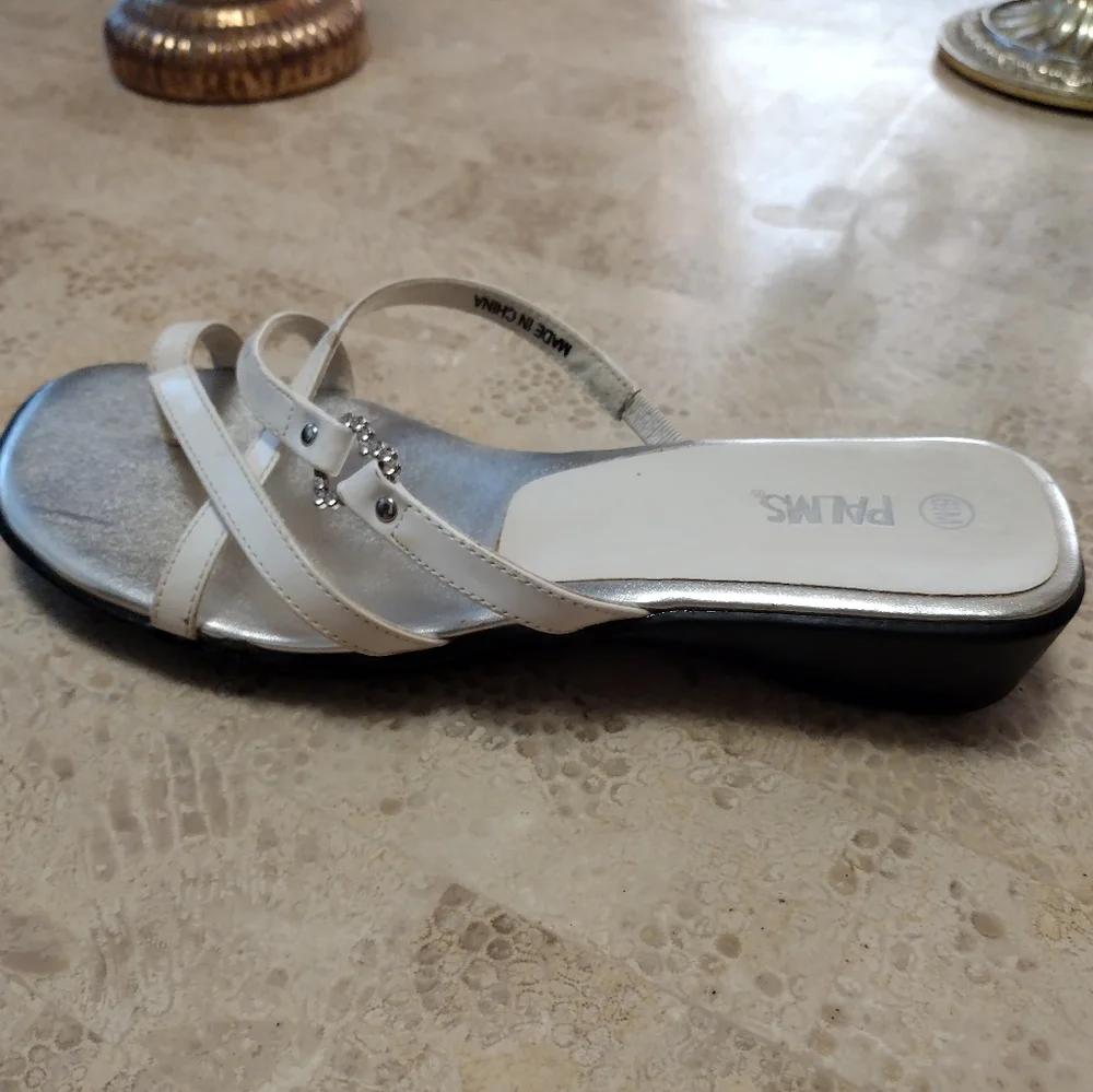 Palms sandals white size 6 1/2. Heart medallion.  Toe loop. Slip on - Picture 2 of 6